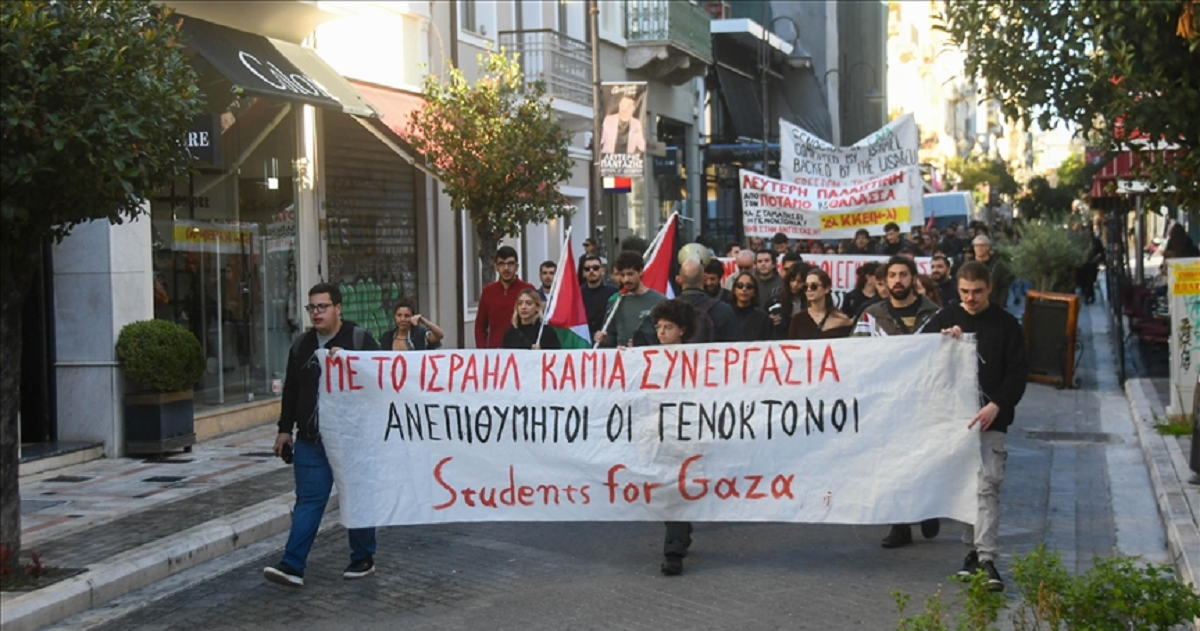 متضامنون يحتجون ضد سفينة تحمل سياحا إسرائيليين يجبرها على تغيير وجهتها