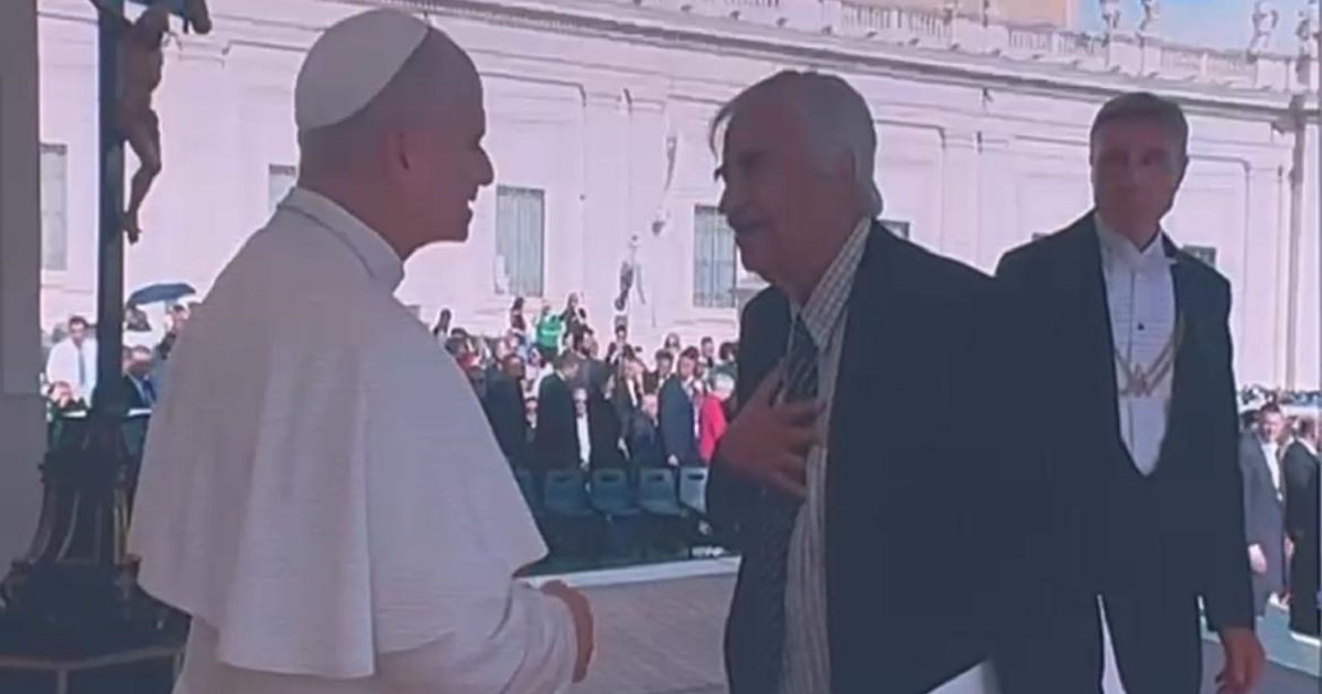 الباحث ابراهيم مطر يطلع بابا الفاتيكان على الانتهاكات الاسرائيلية في فلسطين 