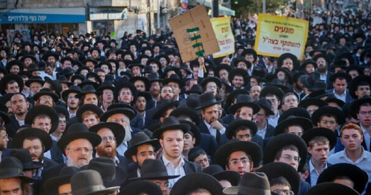 عشرات الآلاف من الحريديين يتظاهرون في القدس رفضا للتجنيد الإجباري