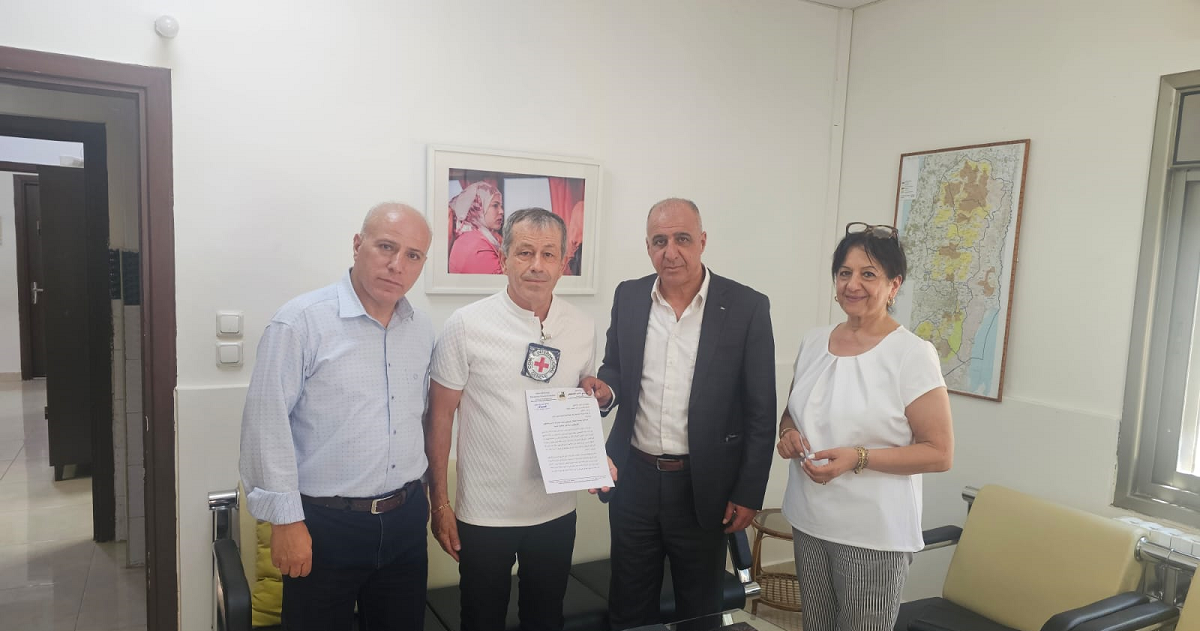 نادي الأسير يلتقي طاقمًا من اللجنة الدولية للصليب الأحمر ويسلمه رسالة