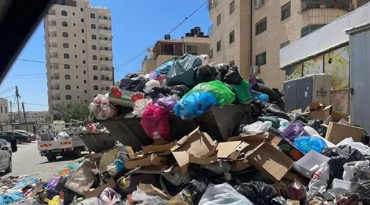 أزمة نفايات خانقة في كفر عقب .. والبلدية تطلق حملة شعبية لجمعها 