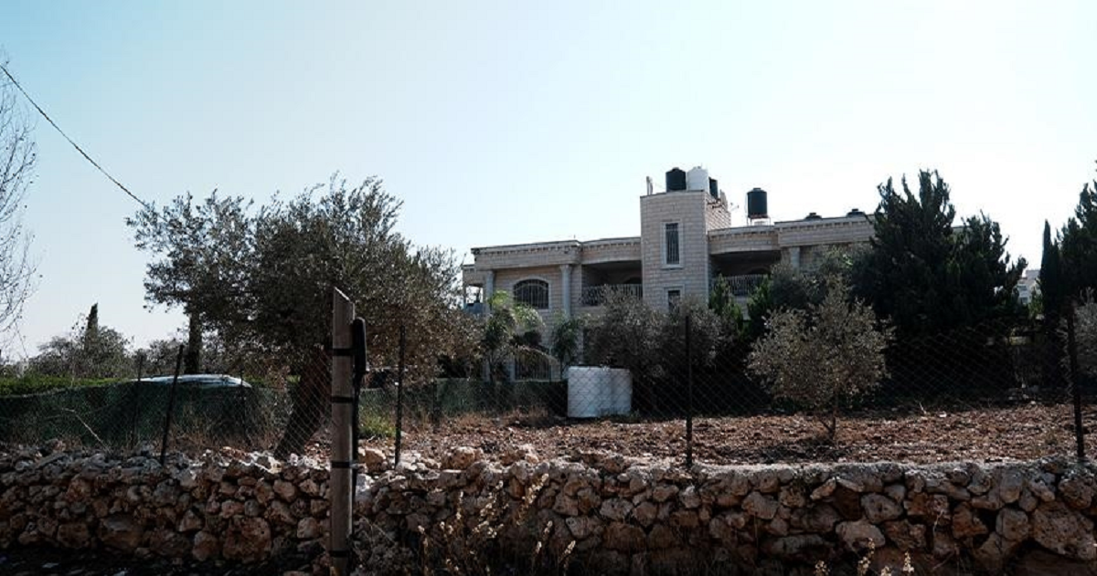 بلدة قلنديا : عائلة حمد.. إنذار إسرائيلي لابتلاع البيت والذكريات 