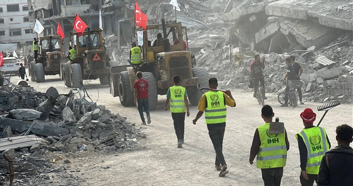 "الإغاثة الإنسانية" التركية تبدأ أعمال رفع أنقاض في غزة 