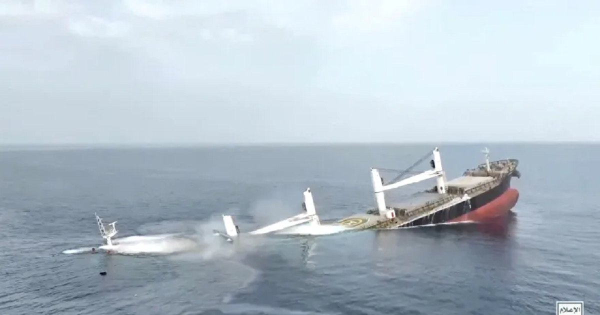 الحوثيون يعلنون احتجاز 10 أفراد من طاقم سفينة أغرقوها قبالة سواحل اليمن