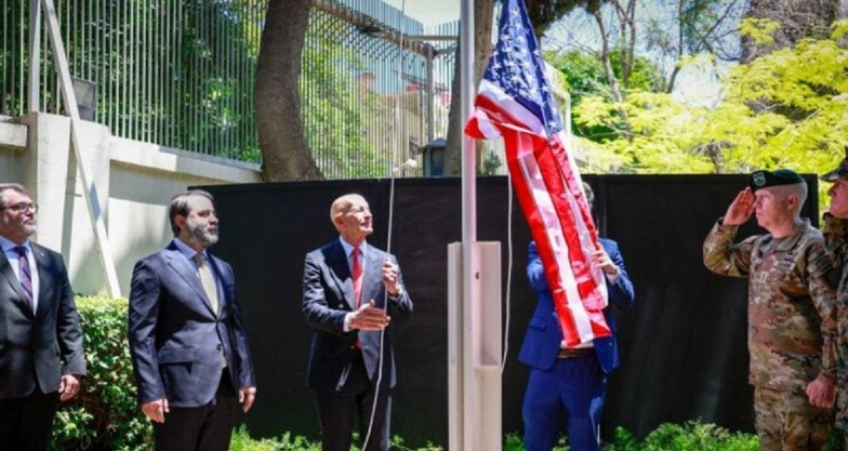 السفير الأمريكي بسوريا يرفع علم بلاده فوق مقر إقامته بدمشق