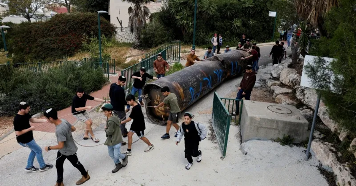 اعتراضات القبة الحديدية الاسرائيلية تتسبب بسقوط شظايا ضخمة من الصواريخ الإيرانية بالضفة 