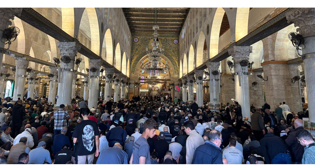 بعد 5 اسابيع من اغلاقه .. نحو 100 الف يؤدون صلاة الجمعة في الأقصى