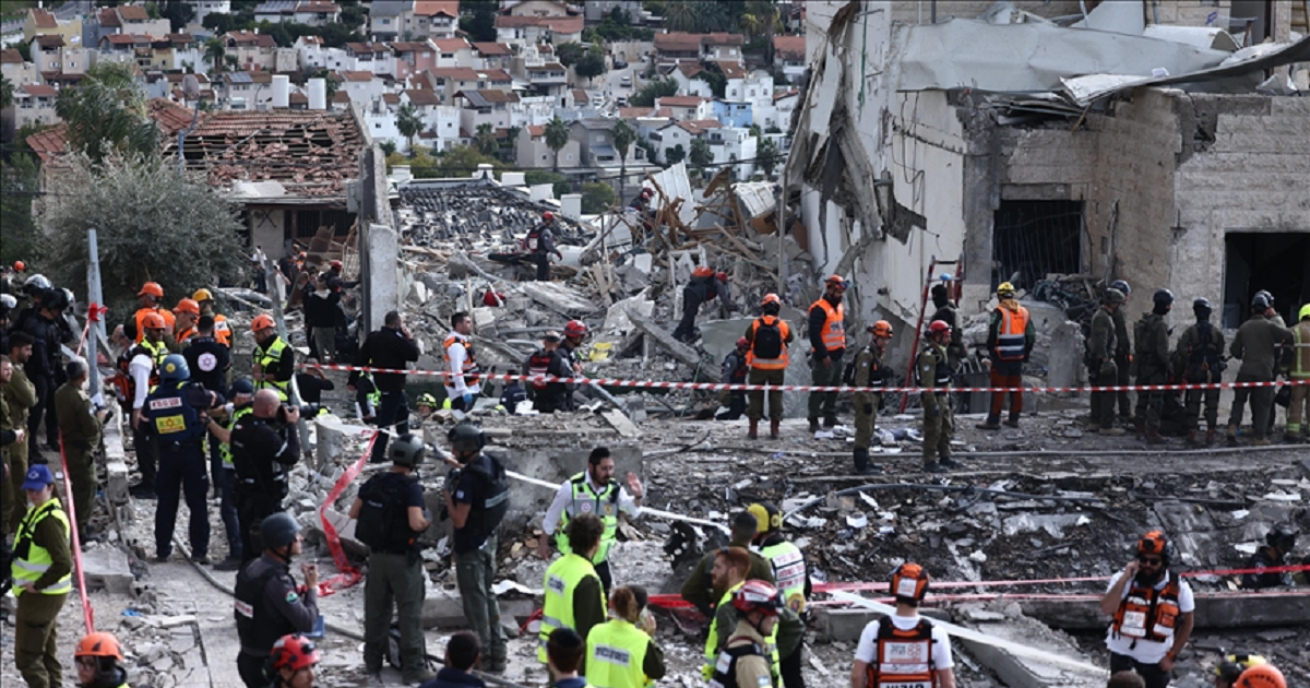 خبير إسرائيلي يقر : صواريخ إيران العنقودية تتسبب بأضرار جسيمة  منها دمار وحرائق وحفر عميقة 