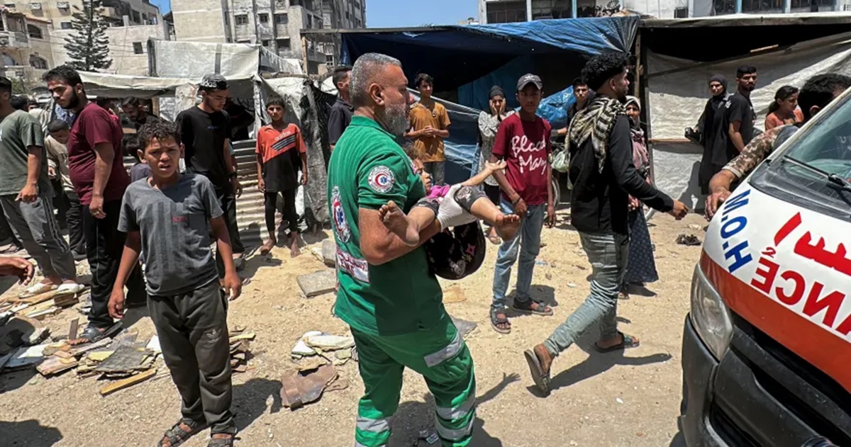 أطباء غزة يتبرعون بالدم لمرضاهم  