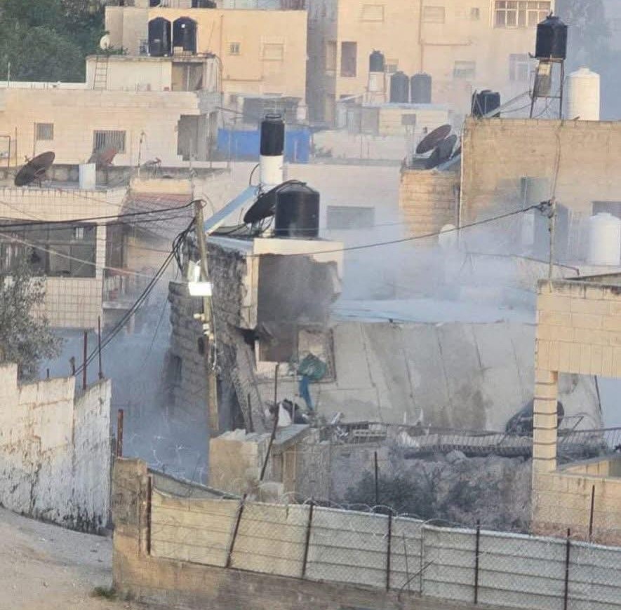 الاحتلال يفجر منزل عائلة الشهيد محمد شهاب في الرام