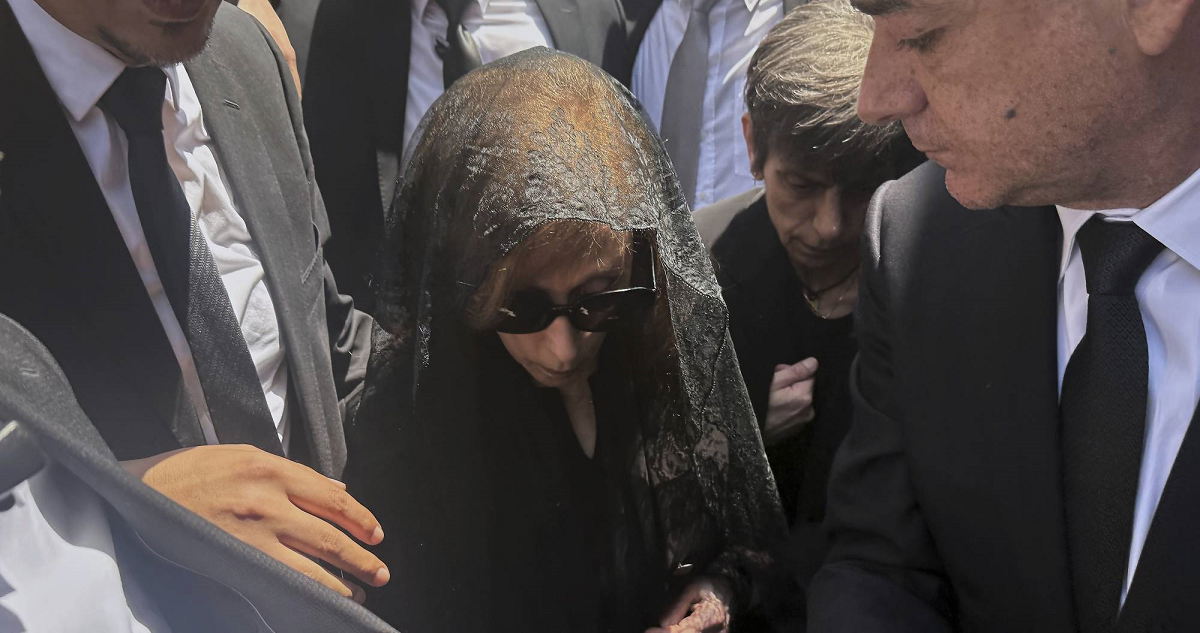 لبنان يودع الكبير زياد الرحباني بمشاركة والدته العملاقة فيروز 