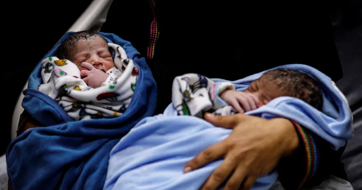 تقرير : وسط الغبار ودوي الانفجارات .. توأمان في غزة عاشا كل حياتهما في الحرب