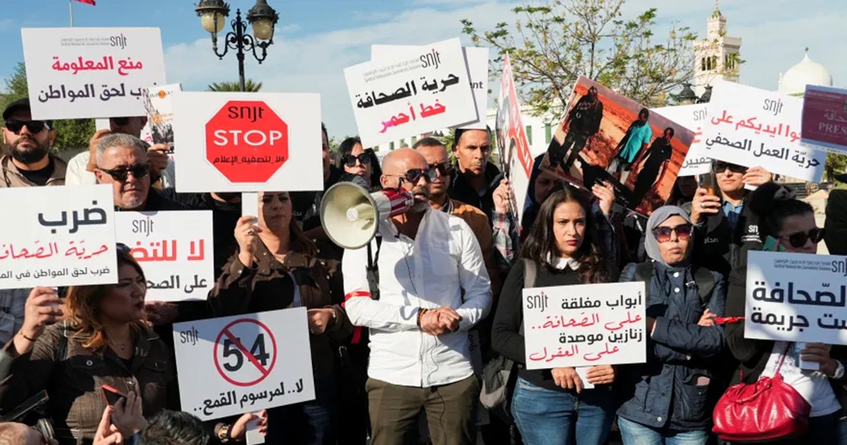 آلاف التونسيين يصعدون احتجاجاتهم ضد سعيد ويطالبون بعودة الديمقراطية