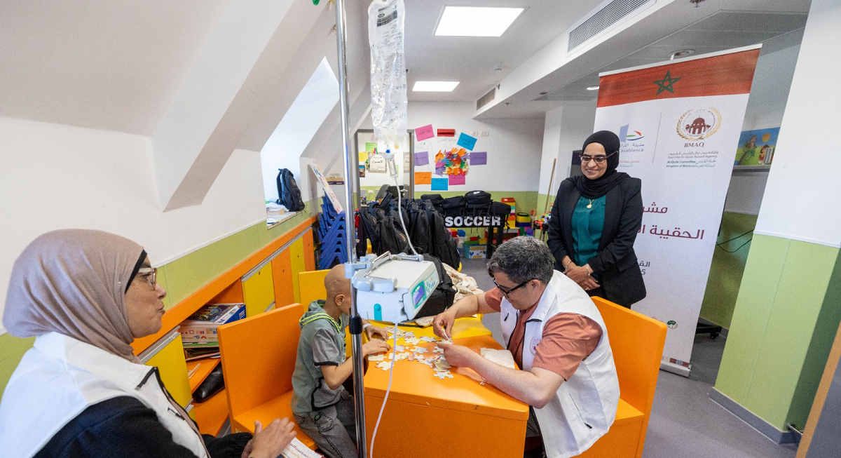 "بيت مال القدس الشريف" تواصل توزيع الحقائب المدرسية تزامنا مع العام الدراسي الجديد بالقدس