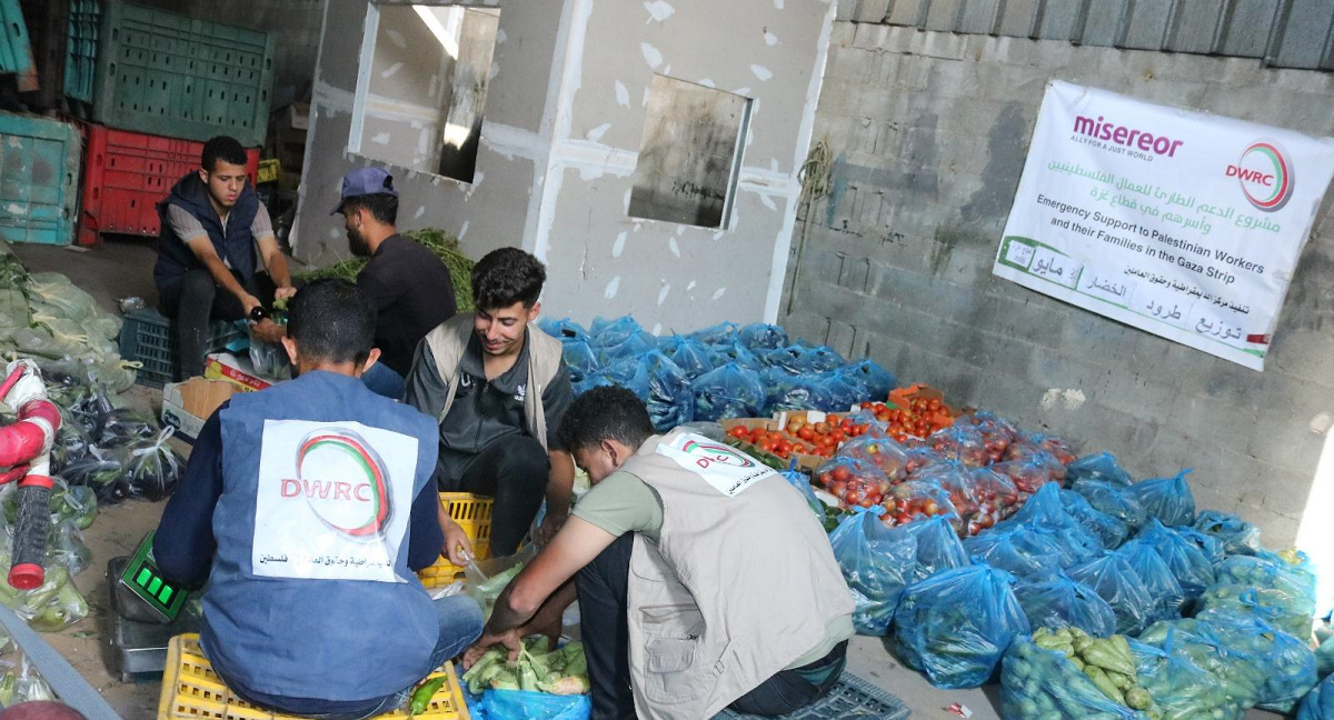 "الديمقراطية وحقوق العاملين" يقدم دعما طارئا للأسرة النازحة في القطاع  