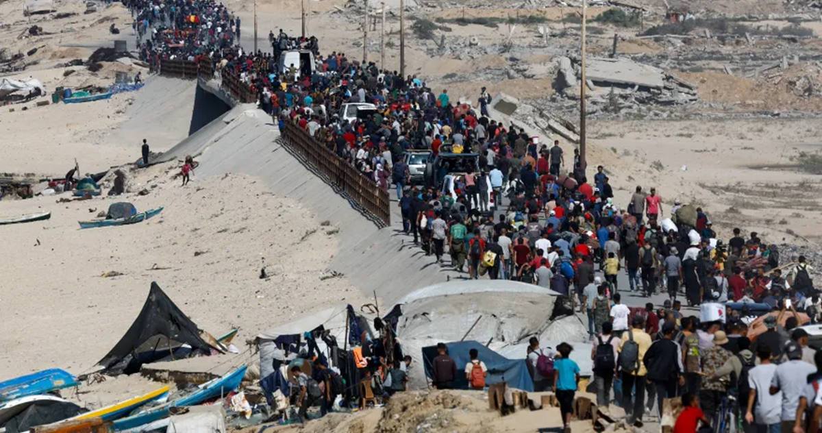 بلهفة وترقب .. ألوف النازحين يهرعون لتفقد أطلال منازلهم بعد وقف النار في غزة