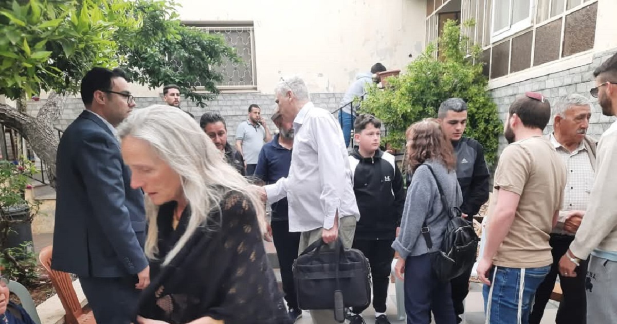 وفد اسرائيلي رافض للاحتلال يعزي بالشهيد وائل غفري في سنجل 