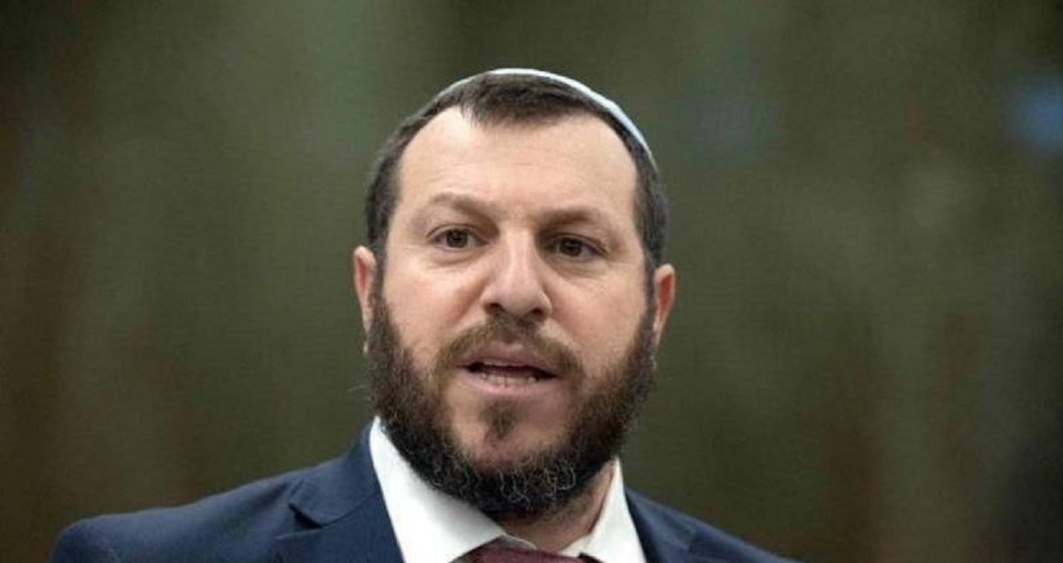 وزير التراث الاسرائيلي يرفع علم دولة الاحتلال  فوق قمة سرطبة في غور الاردن ويزعم .. الضفة الغربية لنا !!