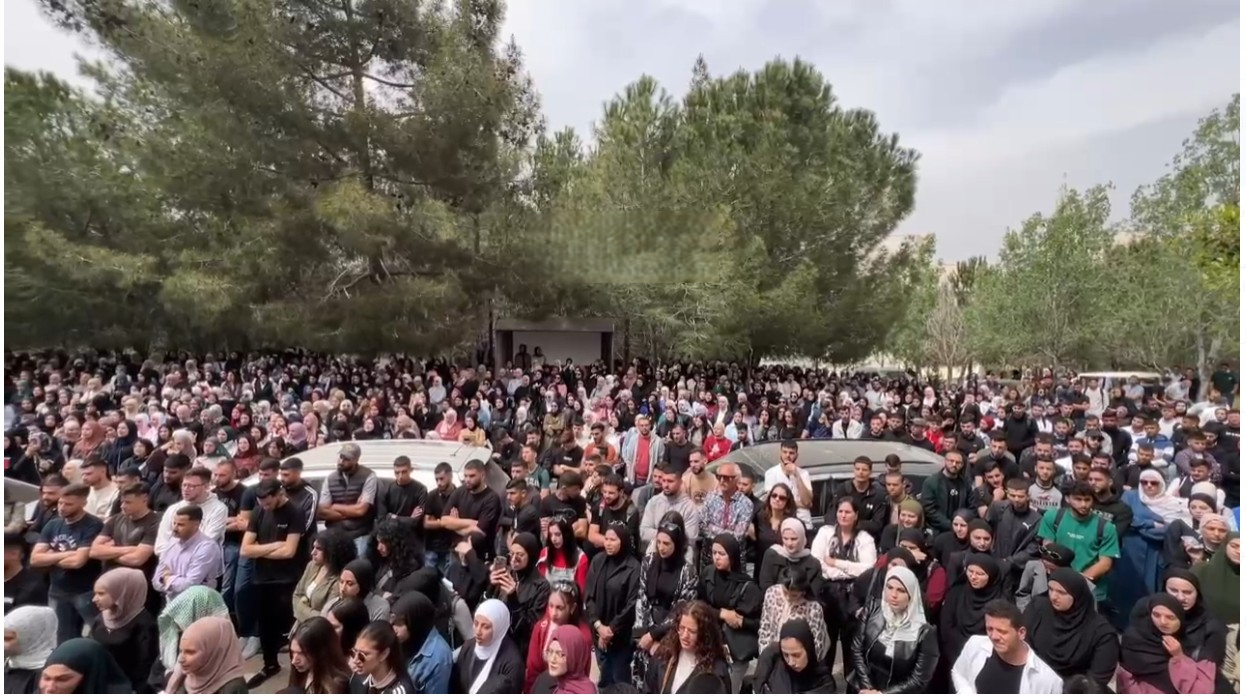 بالفيديو : حشود من طلبة بيرزيت يتضامنون مع غزة في حرم جامعة بيرزيت