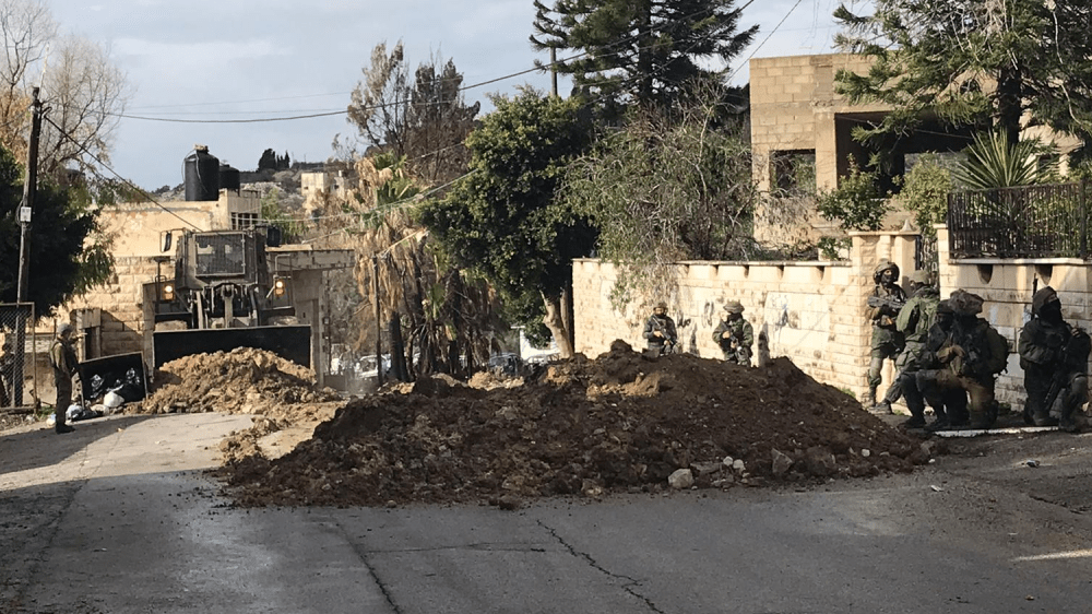 الاحتلال يغلق طريق واد أم سلمونة بالسواتر الترابية