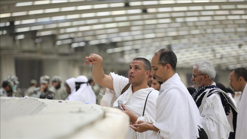 حجاج بيت الله الحرام  يواصلون أداء المناسك بين رمي الجمرات وطواف الوداع