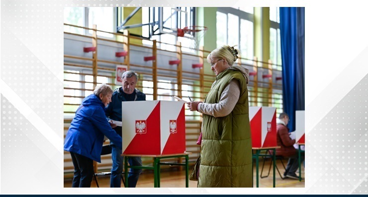 البولنديون يدلون بأصواتهم لانتخاب رئيس جديد في جولة الإعادة