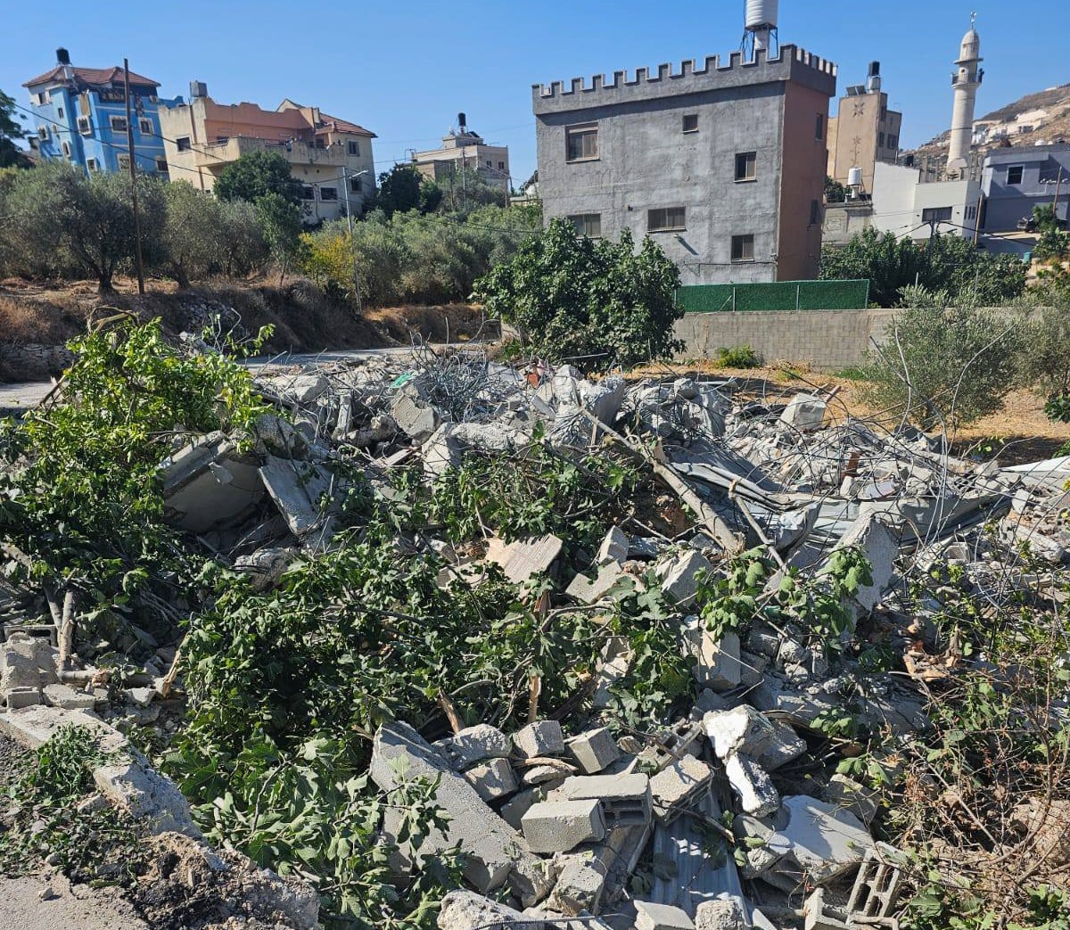  الاحتلال يهدم بركسين وخزانات مياه في عقربا