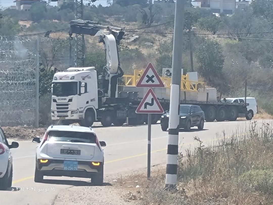 قوات الاحتلال تنصب بوابة حديدية شرق بيت لحم