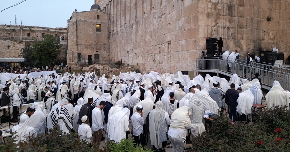 بالفيديو :احتفالات المستوطنين  في الحرم الابراهيمي بمشاركة بن غفير والاحتلال يغلق منطقة باب الزاوية بالخليل