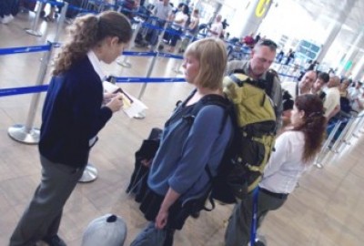 إسرائيل تقرر إبعاد سائحتين سويدية وآيرلندية لتضامنهما مع الفلسطينيين