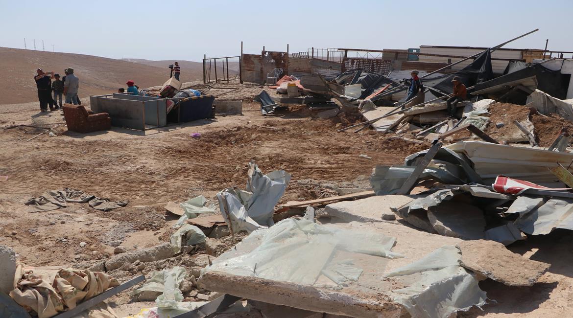  الاحتلال يهدم منزلين مأهولين في الولجة وغرفتين زراعيتين وبئري مياه في واد رحال