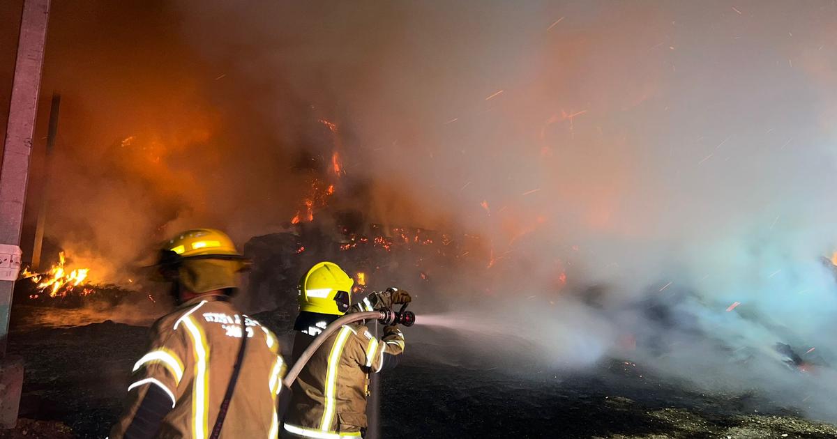 اندلاع حريق في منطقة جيفعتون قرب شارع 6 وانتشاره بسبب الرياح