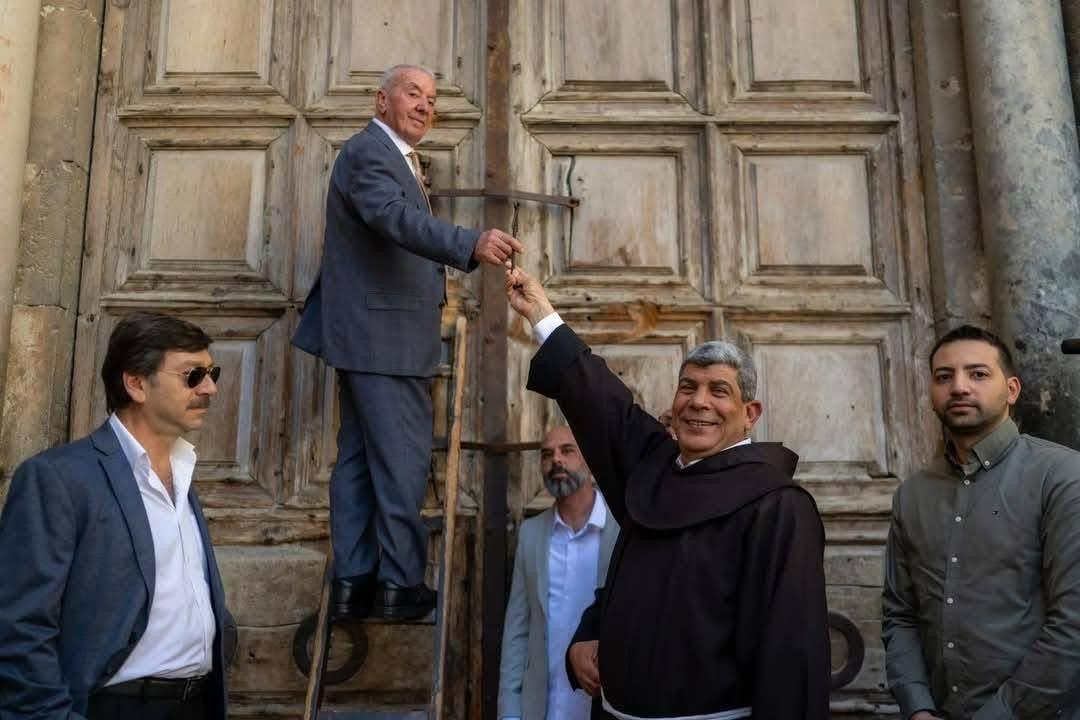 عائلتا جودة ونسيبة  تسلمان مفتاح كنيسة القيامة 