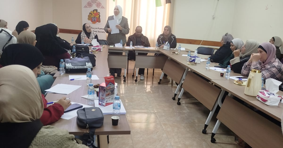 مدرسة الأمهات تعقد جلسة حوارية حول تحديات النزوح في مخيمات  شمال الضفة 