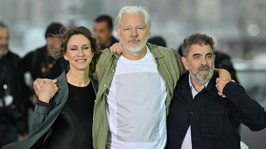 مؤسس موفع ويكيليكس يرتدي قميصا عليه أسماء 4986 طفلا قتلوا بغزة