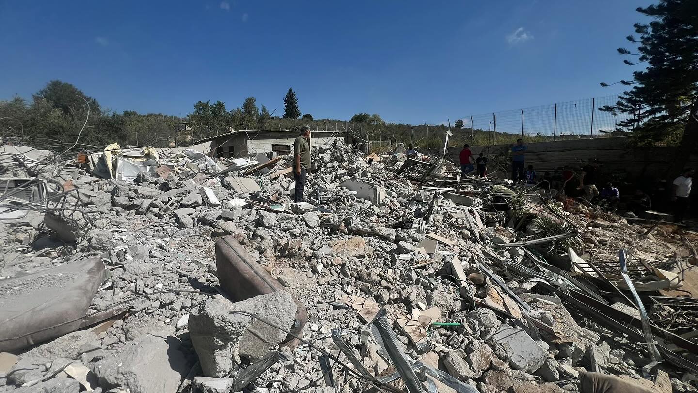 الاحتلال يهدم سورا ويخطر بهدم منازل ومنشآت في قطنة وبدو والقبيبة