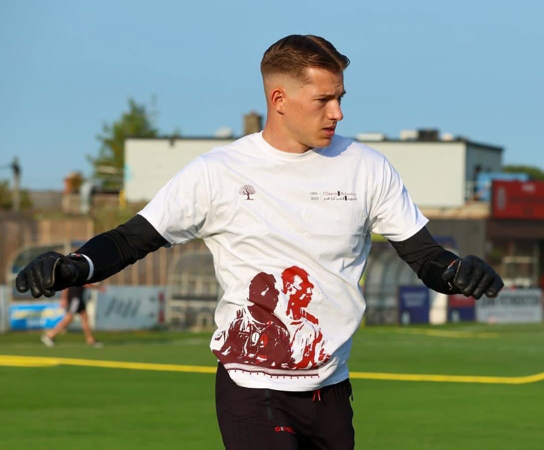  نادٍ إيرلندي يضع صورة الشهيد العبيد على قمصانه