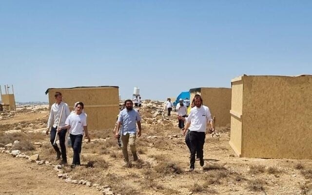 مستوطنون يقيمون بؤرة استيطانية جديدة في منطقة المنيا 