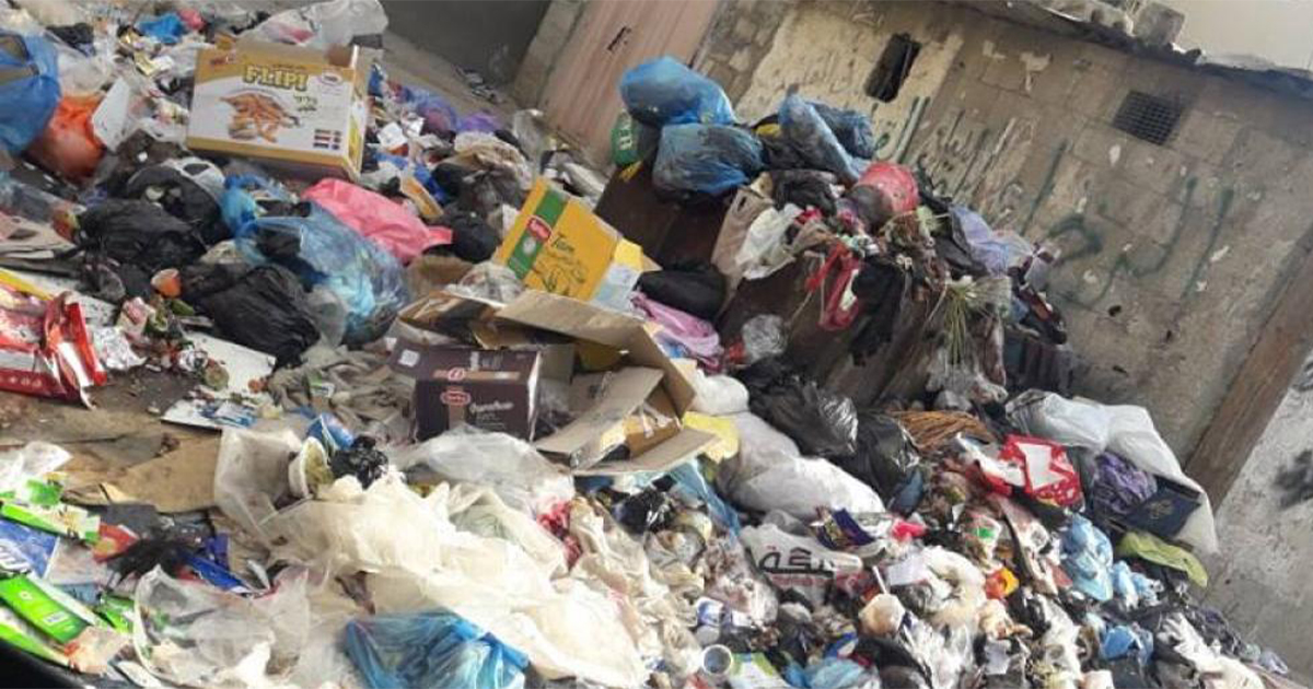 النفايات تتكدس في شوارع مخيم قلنديا وامام المنازل .. والسبب "الاونروا "