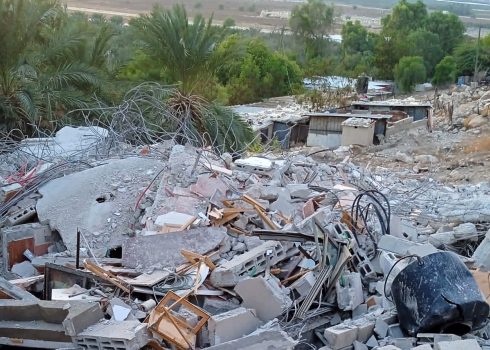 الاحتلال يهدم بركسين في الخضر 