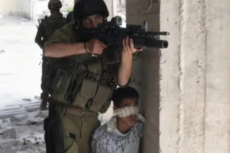 جندي إسرائيلي يؤكد: استخدمنا أولاداً دروعاً بشرية في غزة