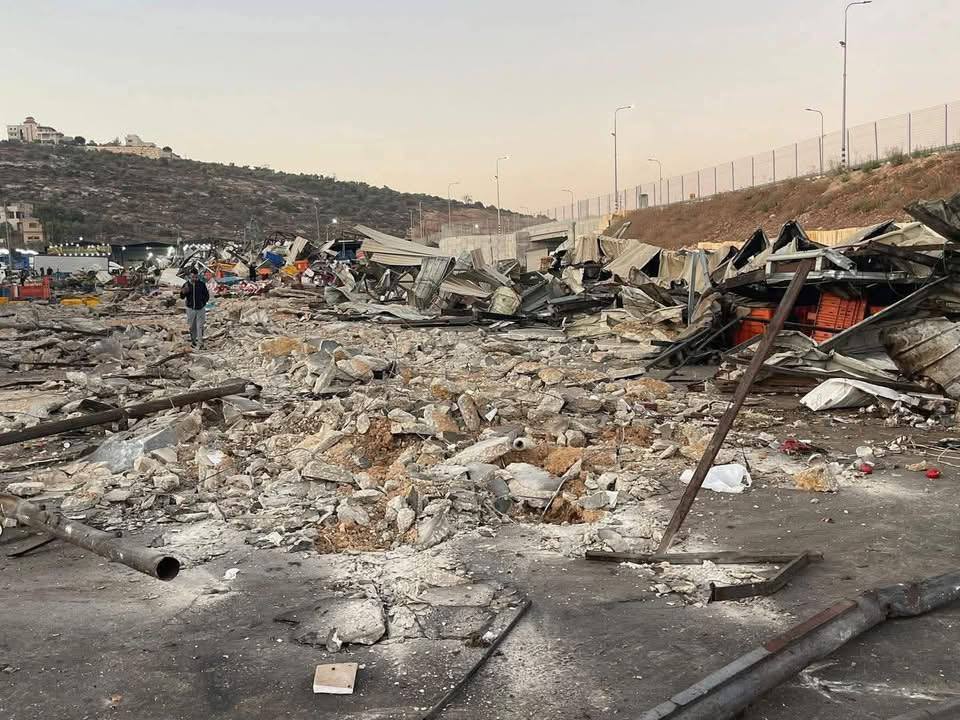 الاحتلال يهدم محالا تجارية في سوق الخضار المركزي في بيتا