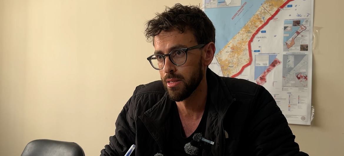 إسرائيل تمنع تمديد تأشيرة رئيس "أوتشا" لتنديده بقتل مجوّعي غزة