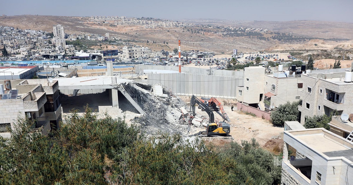 قوات الاحتلال تشرع بهدم بناية من ثلاثة طوابق في مراح معلا 