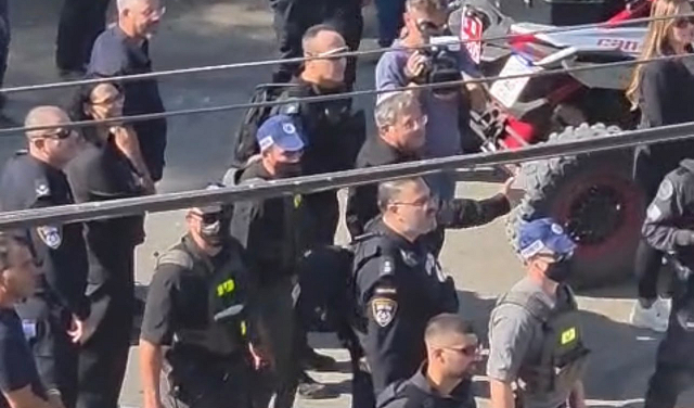 المتطرف بن غفير يقود آليات الهدم إلى حي الجواريش في الرملة