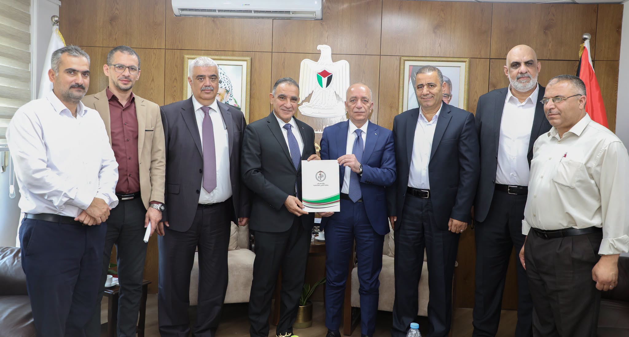 رئيس سلطة الأراضي يُسلّم سلطة الطاقة قرارين بتخصيص قطعتي ارض لدعم مشاريع البنية التحتية لقطاع الطاقة  
