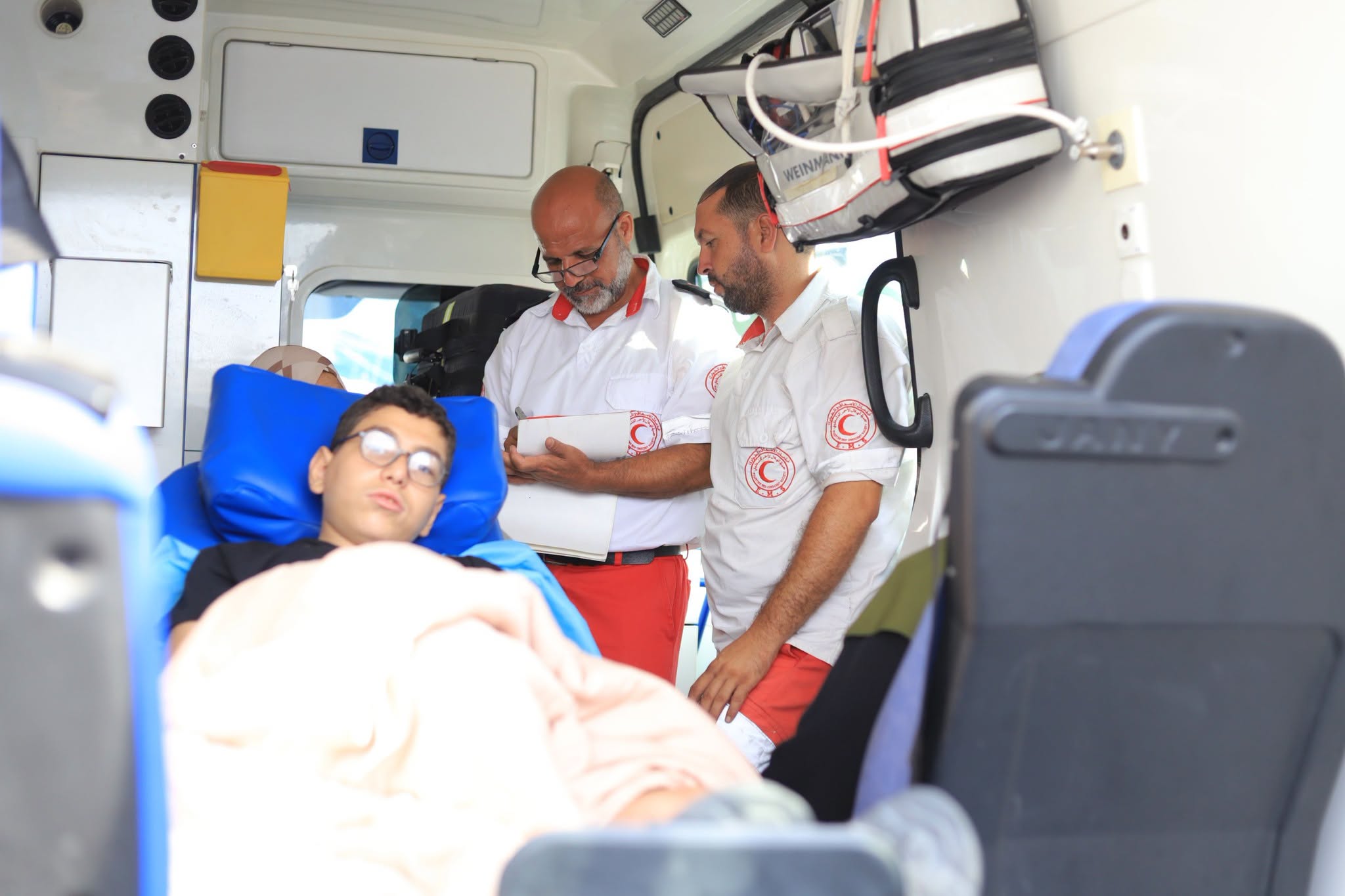  إجلاء 37 مريضًا و41 مرافقًا للعلاج بالخارج عبر معبر رفح البري