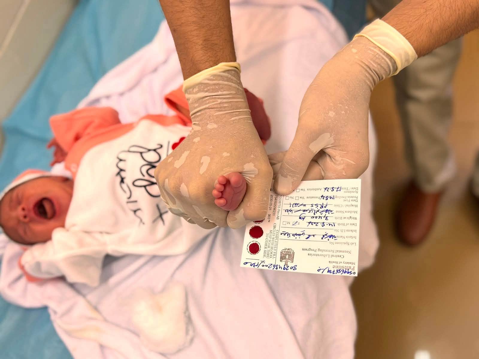 الهلال الأحمر الفلسطيني يعيد فحوصات الكشف المبكر لحديثي الولادة بعد توقف دام نحو ثلاث سنوات