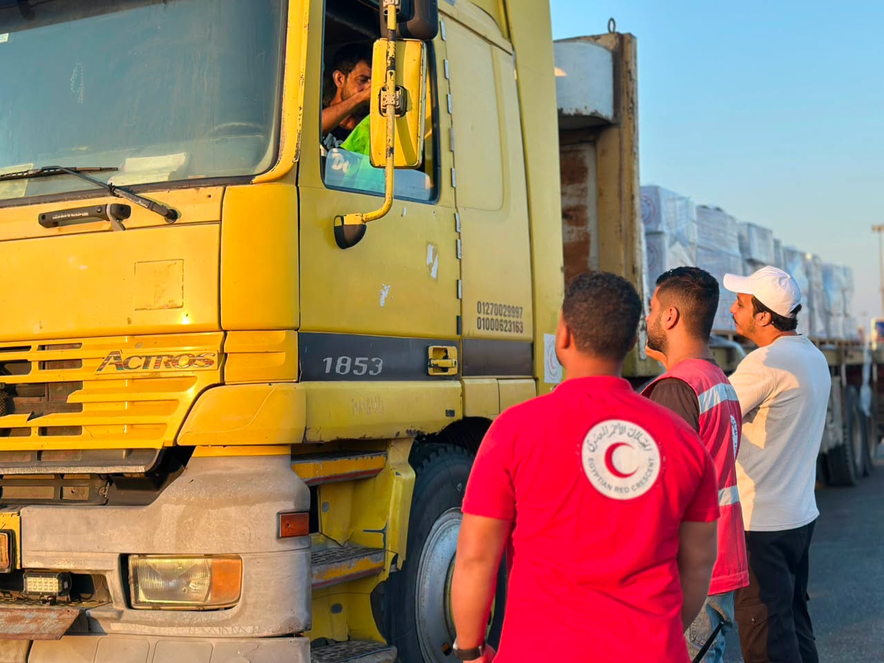 الهلال الأحمر المصري يطلق قافلة «زاد العزة» رقم 260 محملة بالمساعدات الى غزة