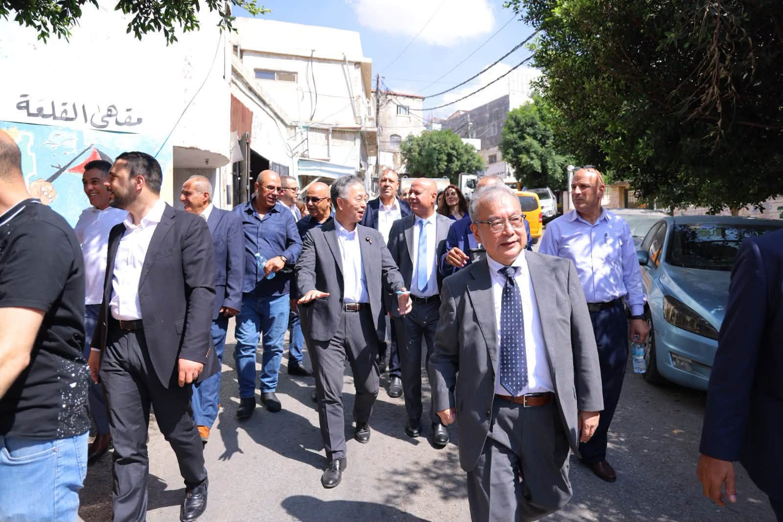 وفد برلماني ياباني يتفقد مخيم الجلزون برفقة أبو هولي للاطلاع على المشاريع التنموية المدعومة من "جايكا"